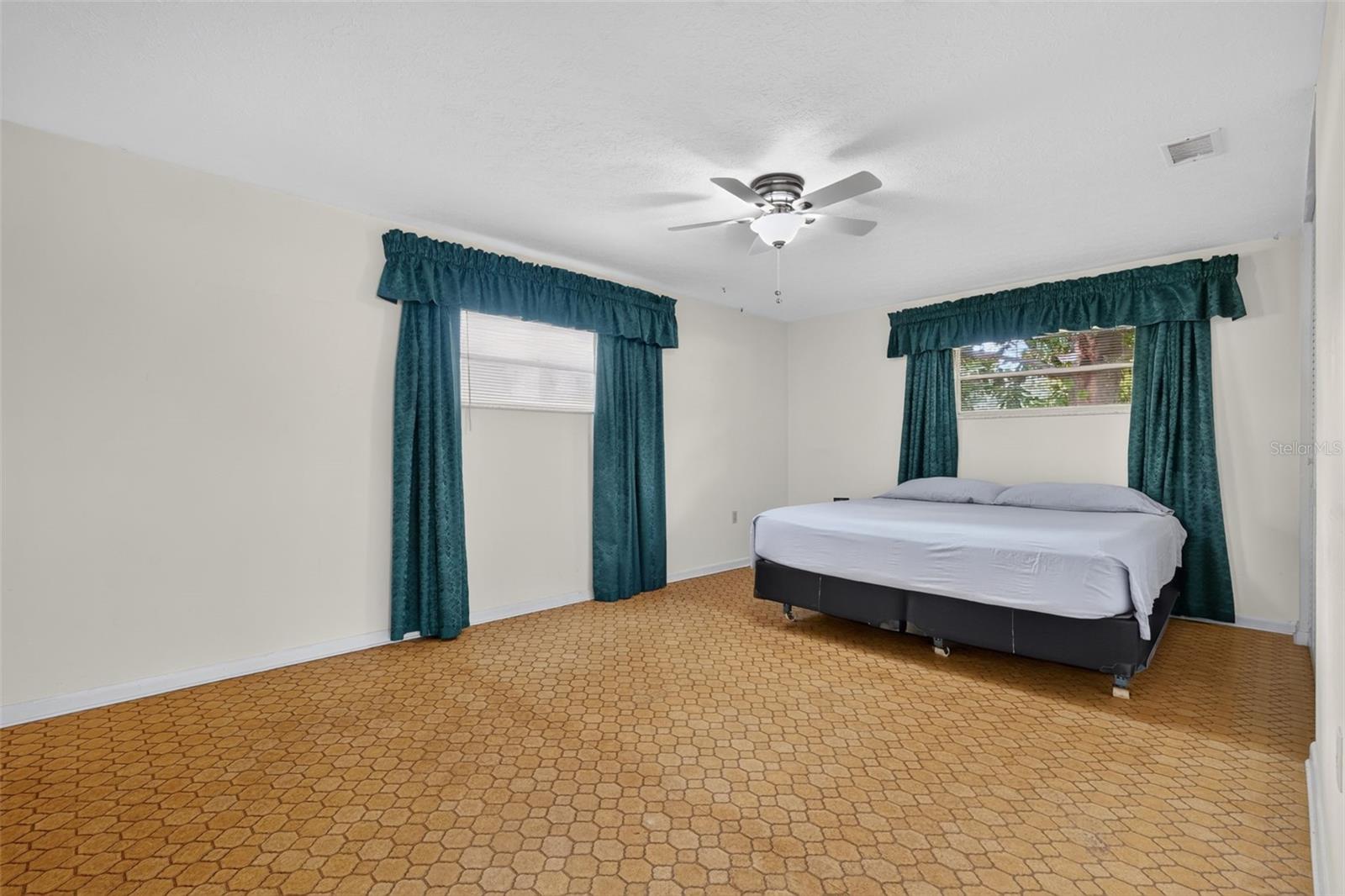 601 WINHAM ST — photo 20