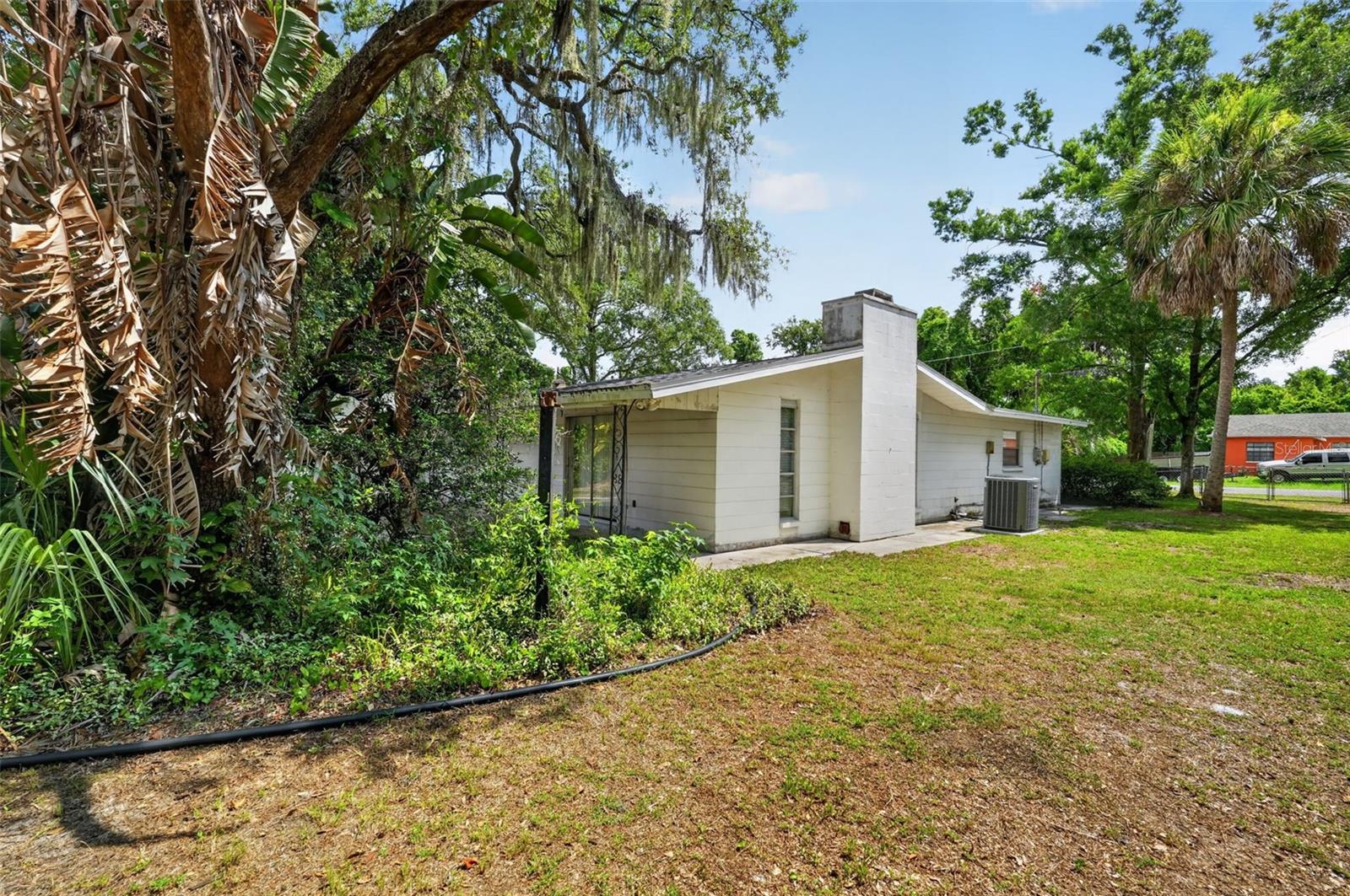 601 WINHAM ST — photo 37