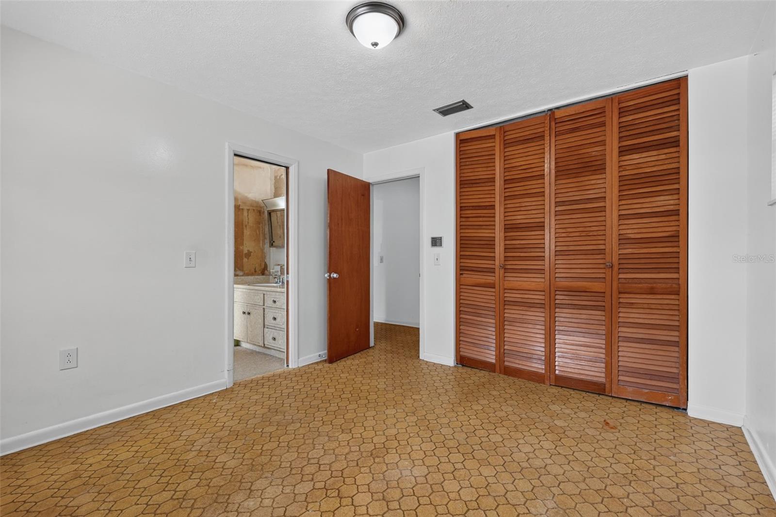 601 WINHAM ST — photo 25