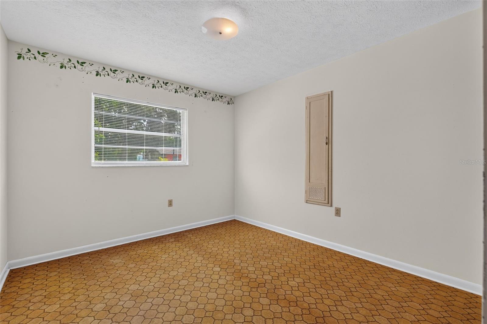 601 WINHAM ST — photo 28
