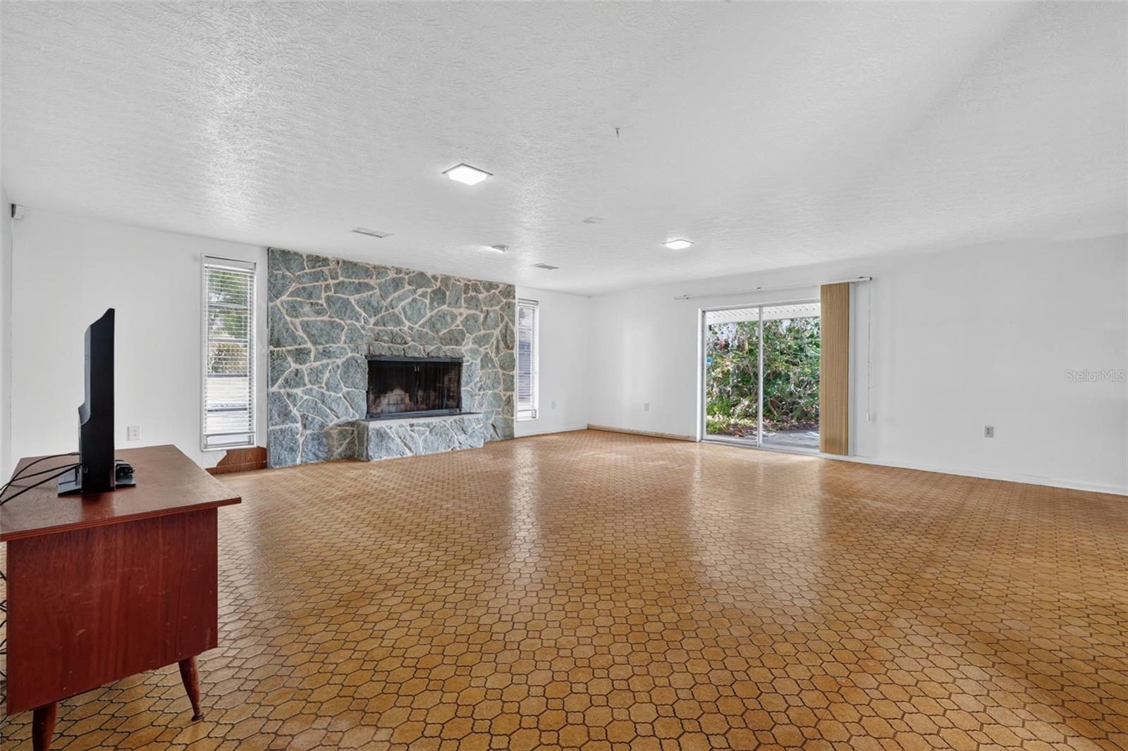 601 WINHAM ST — photo 17