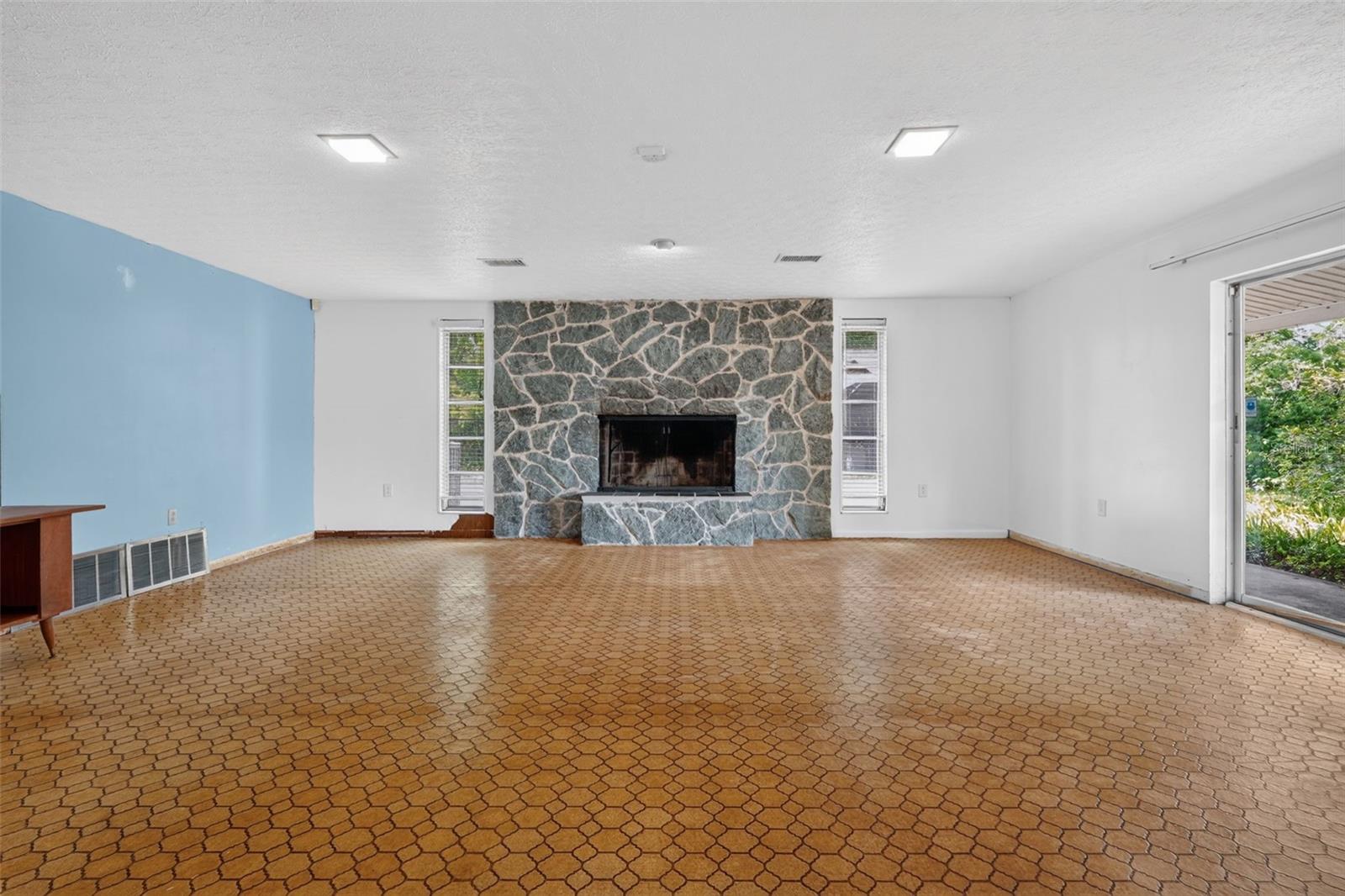 601 WINHAM ST — photo 14