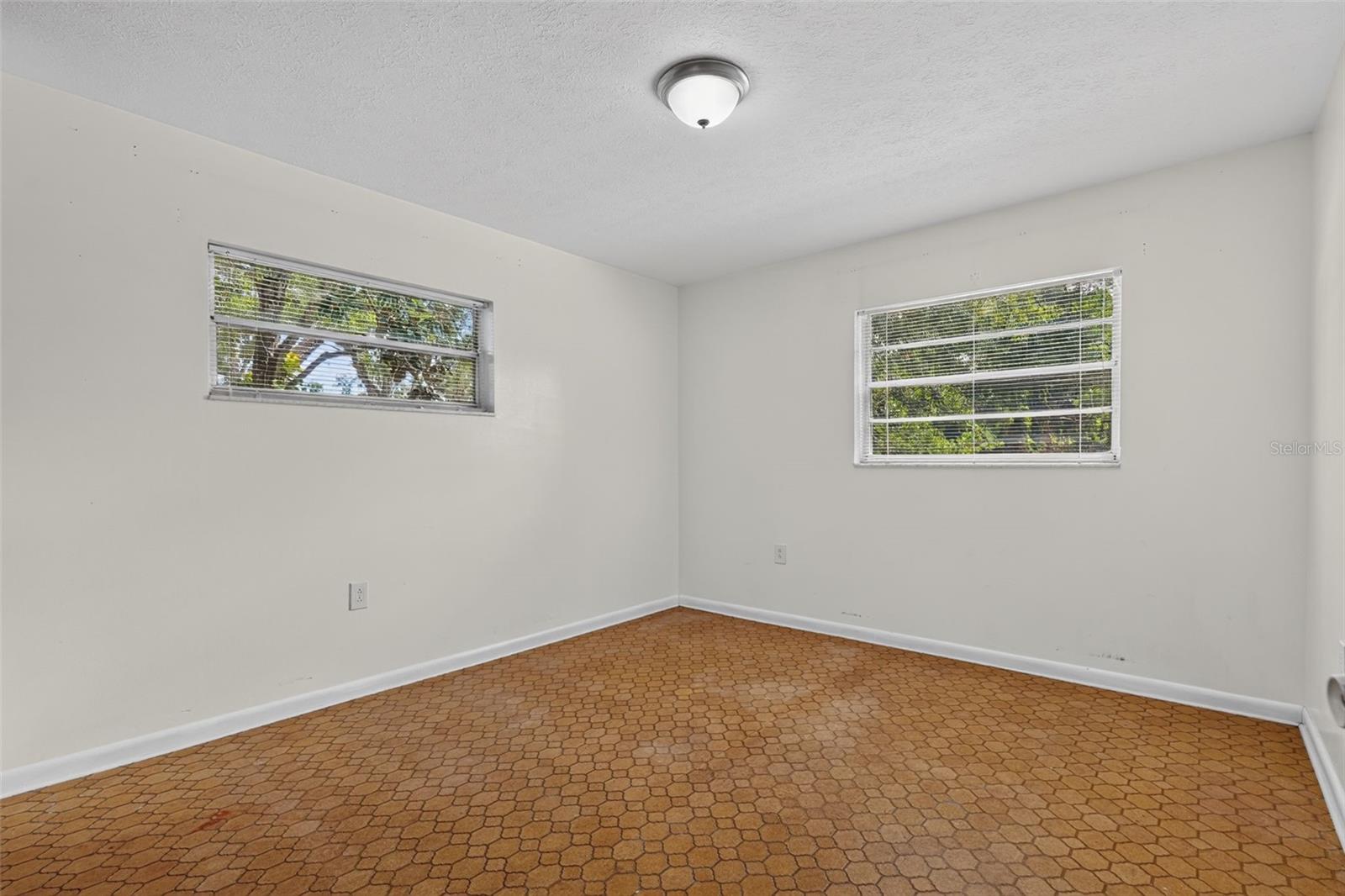 601 WINHAM ST — photo 26