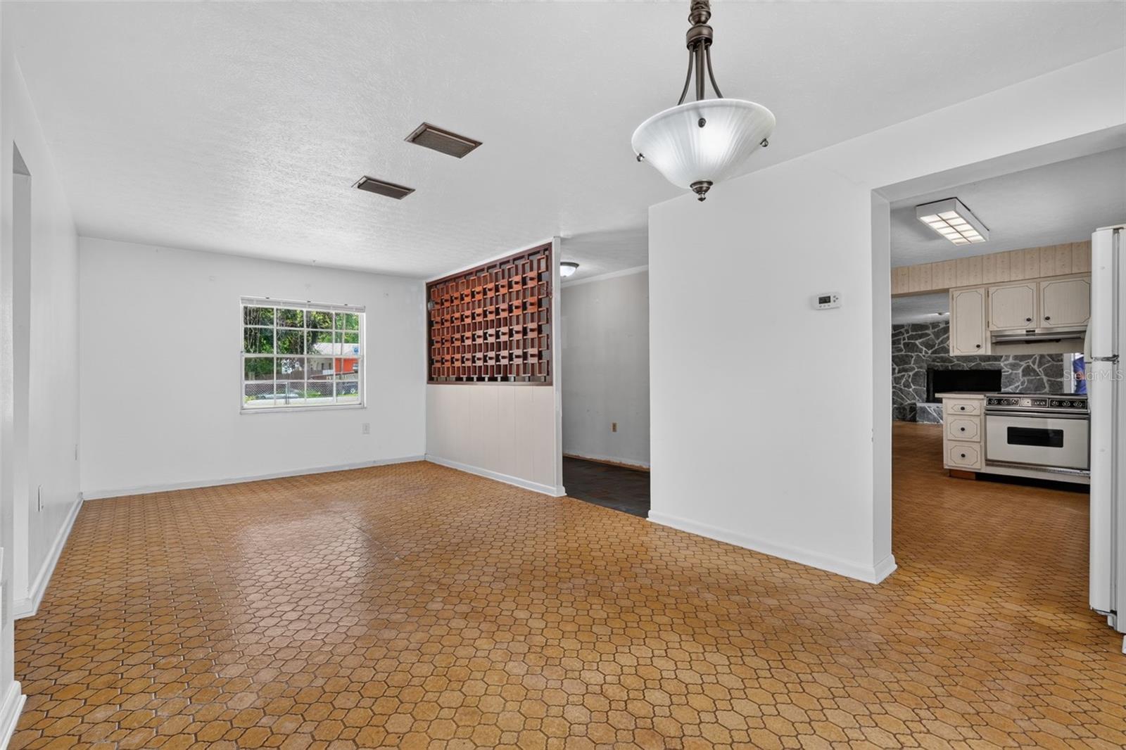 601 WINHAM ST — photo 8
