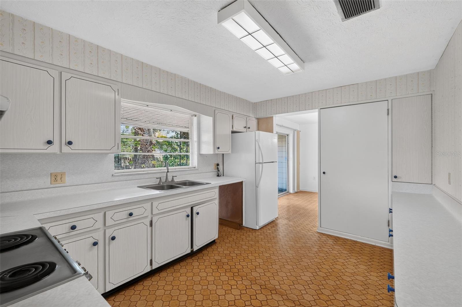 601 WINHAM ST — photo 12