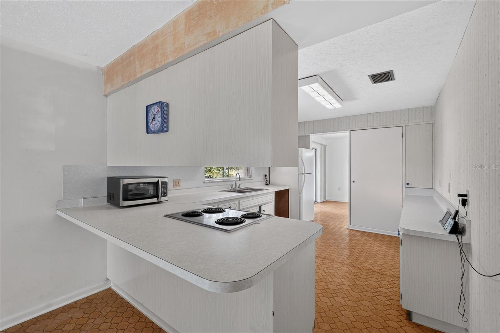 601 WINHAM ST — photo 13