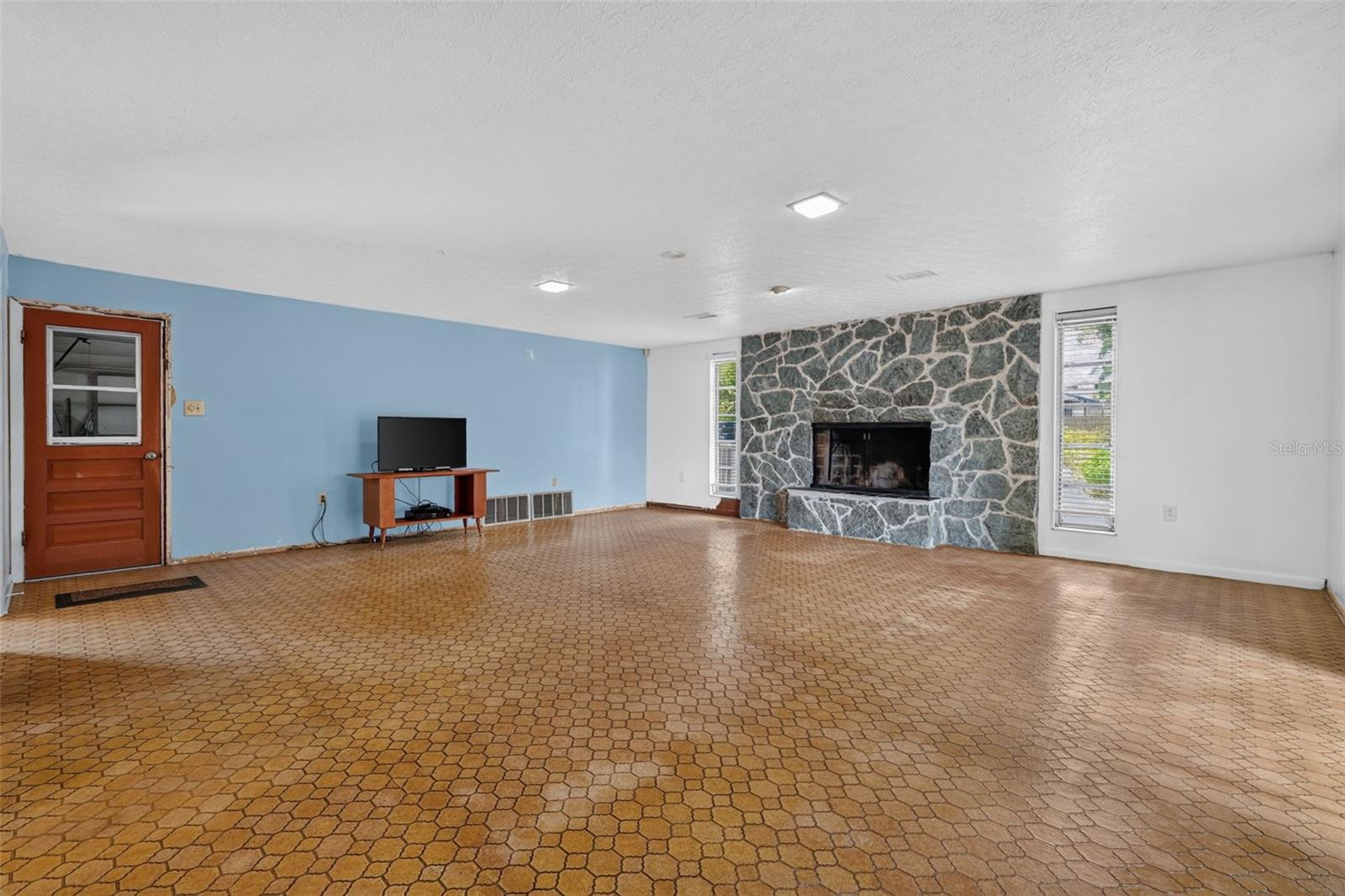 601 WINHAM ST — photo 16