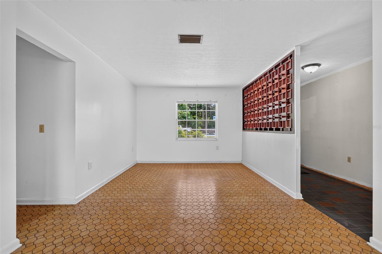 601 WINHAM ST — photo 7