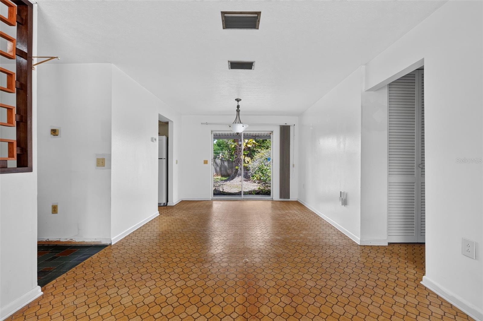601 WINHAM ST — photo 10