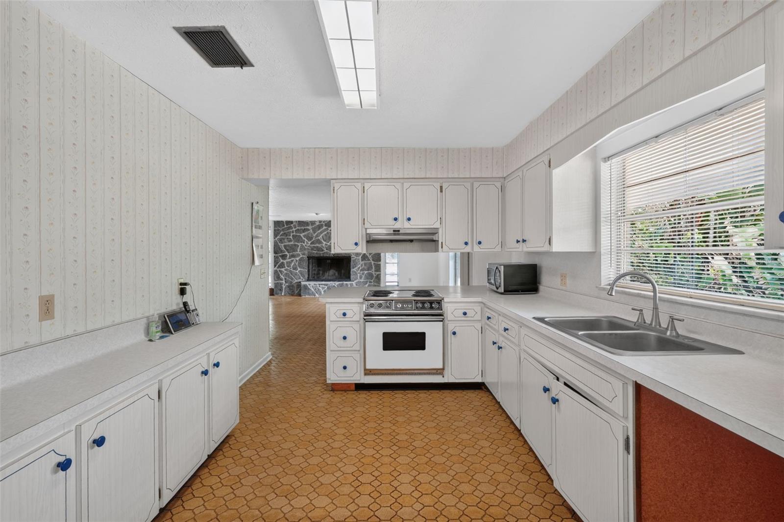 601 WINHAM ST — photo 11