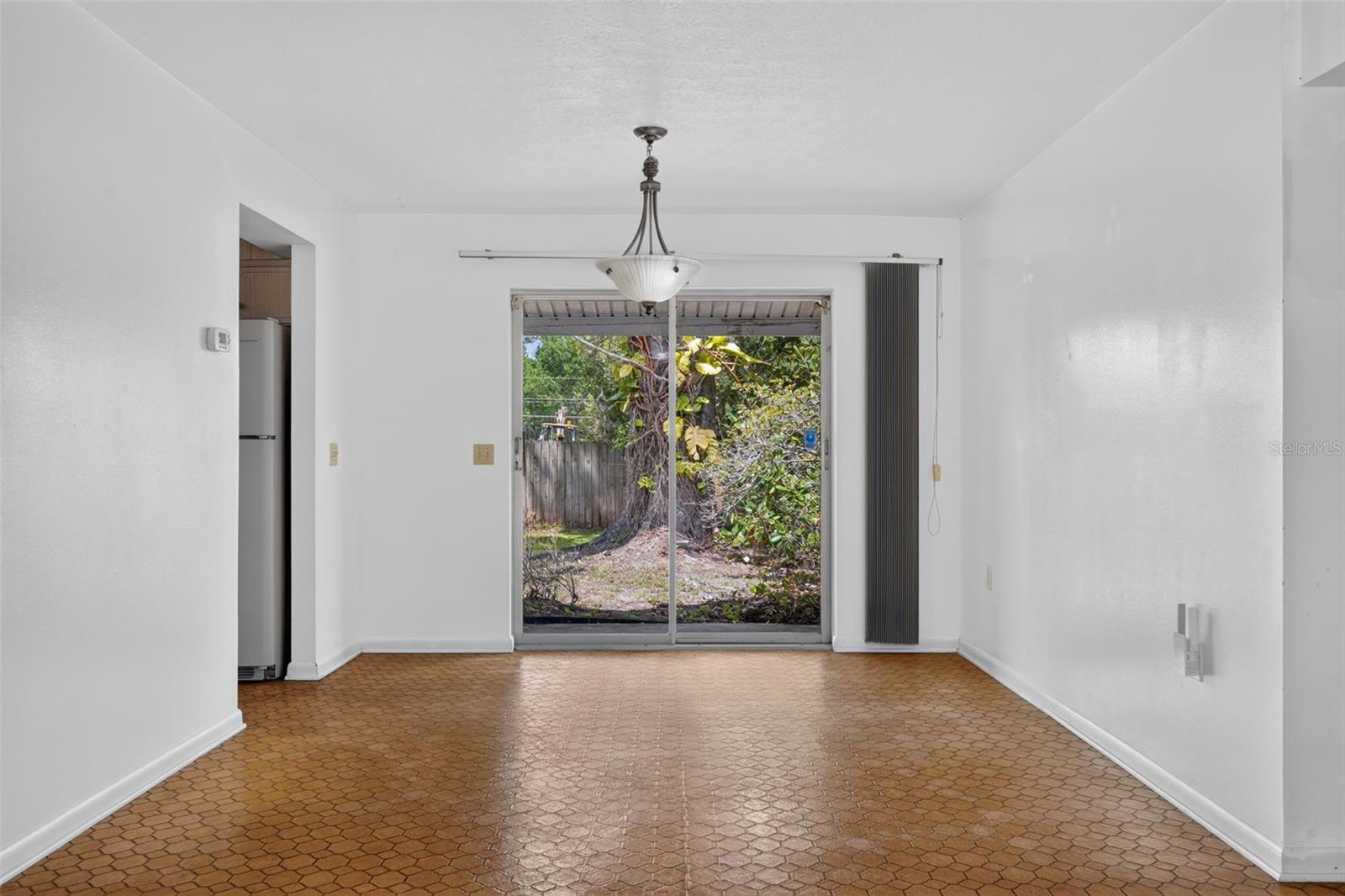 601 WINHAM ST — photo 9
