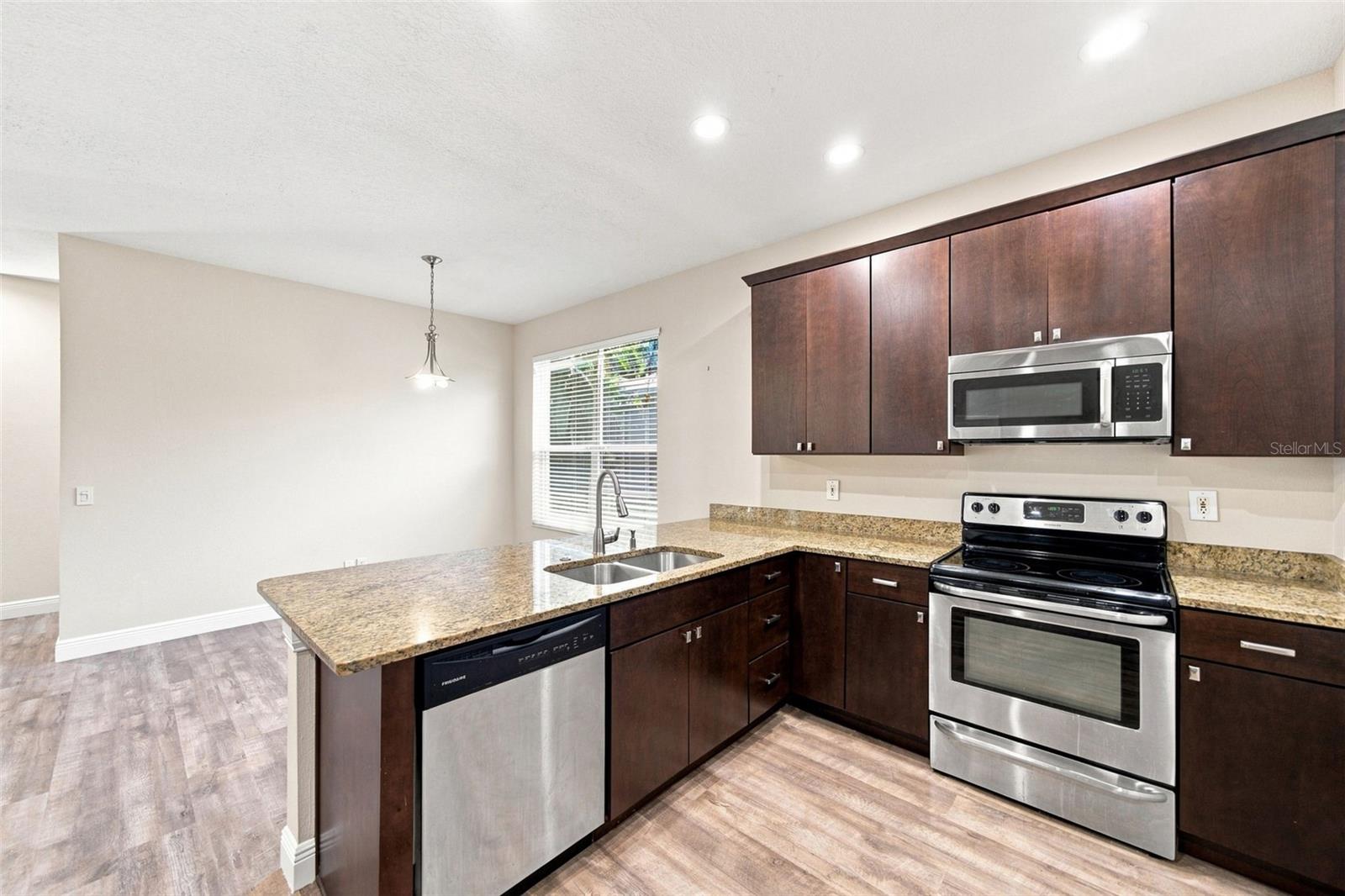 295 LONDONDERRY DR — photo 17