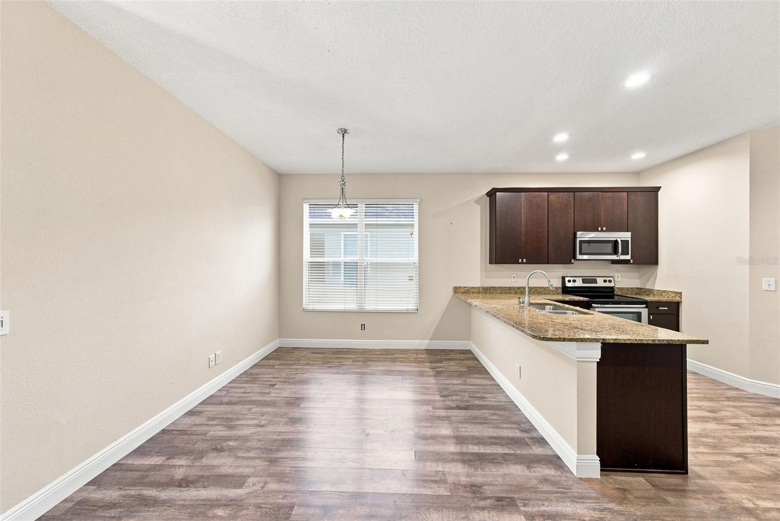 295 LONDONDERRY DR — photo 16