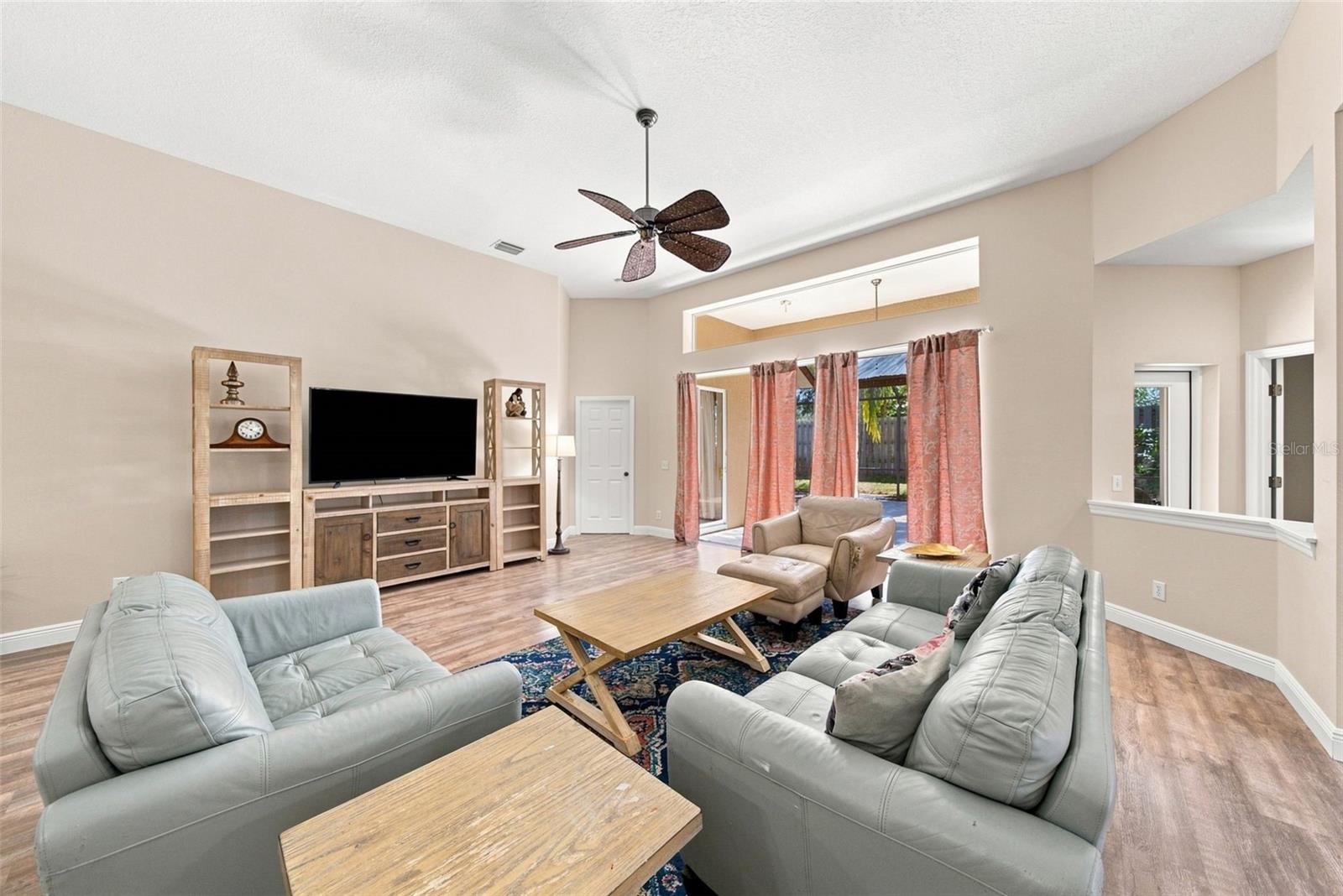 295 LONDONDERRY DR — photo 12