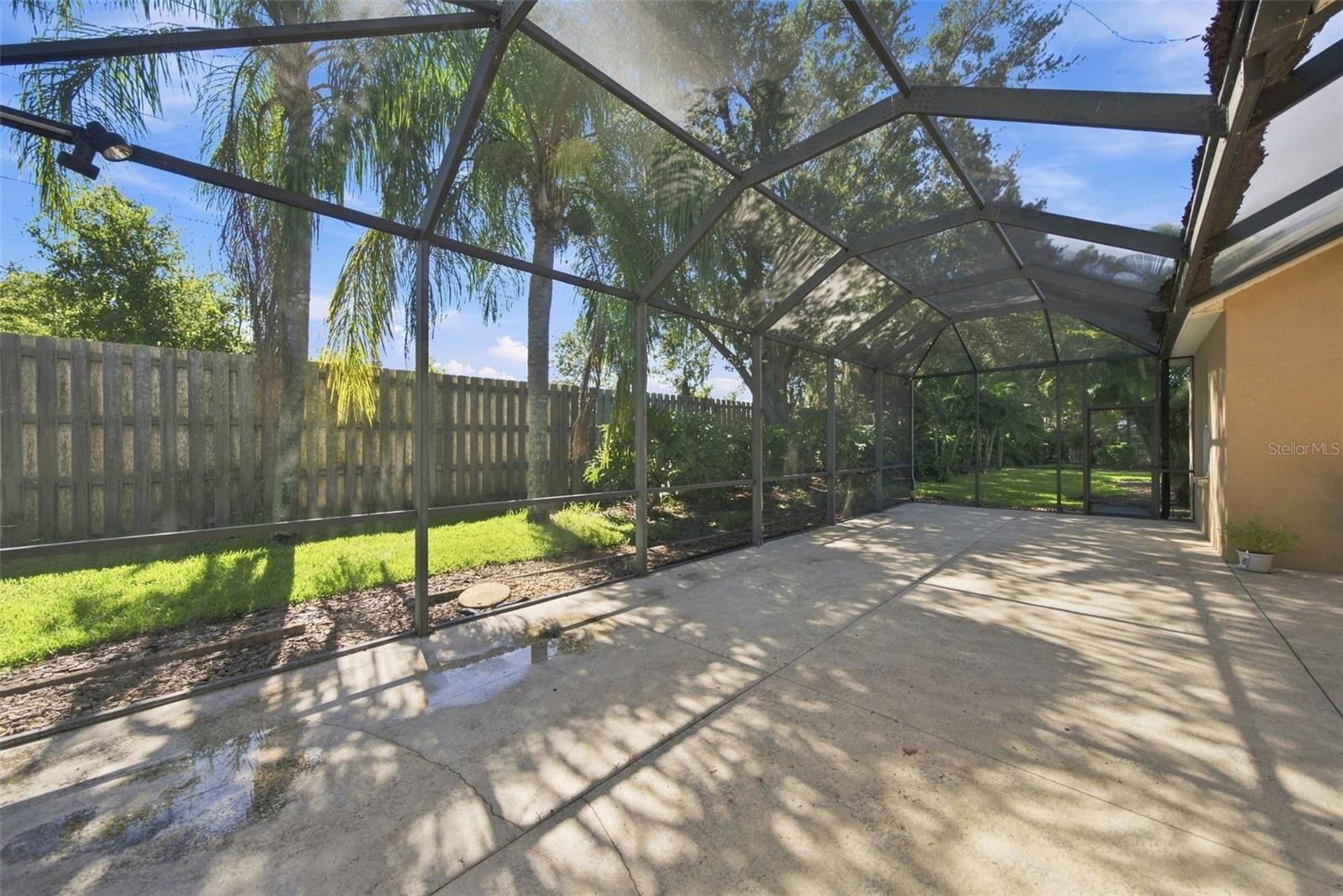 295 LONDONDERRY DR — photo 31