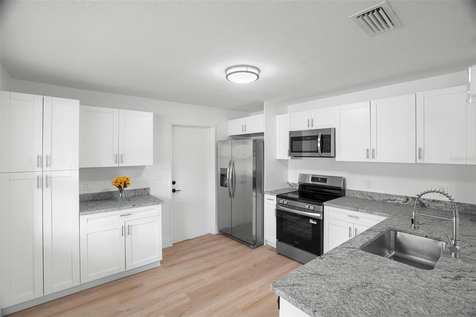 4406 W WALLACE AVE — photo 5