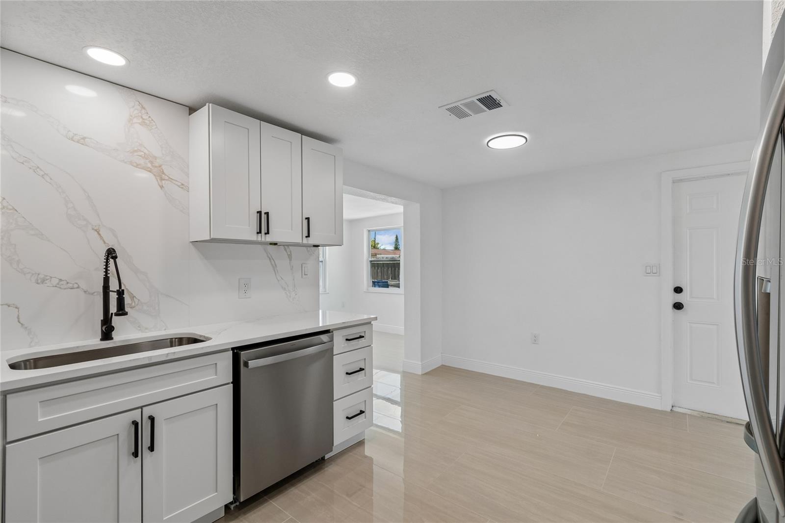 1467 CLASSIC DR — photo 24