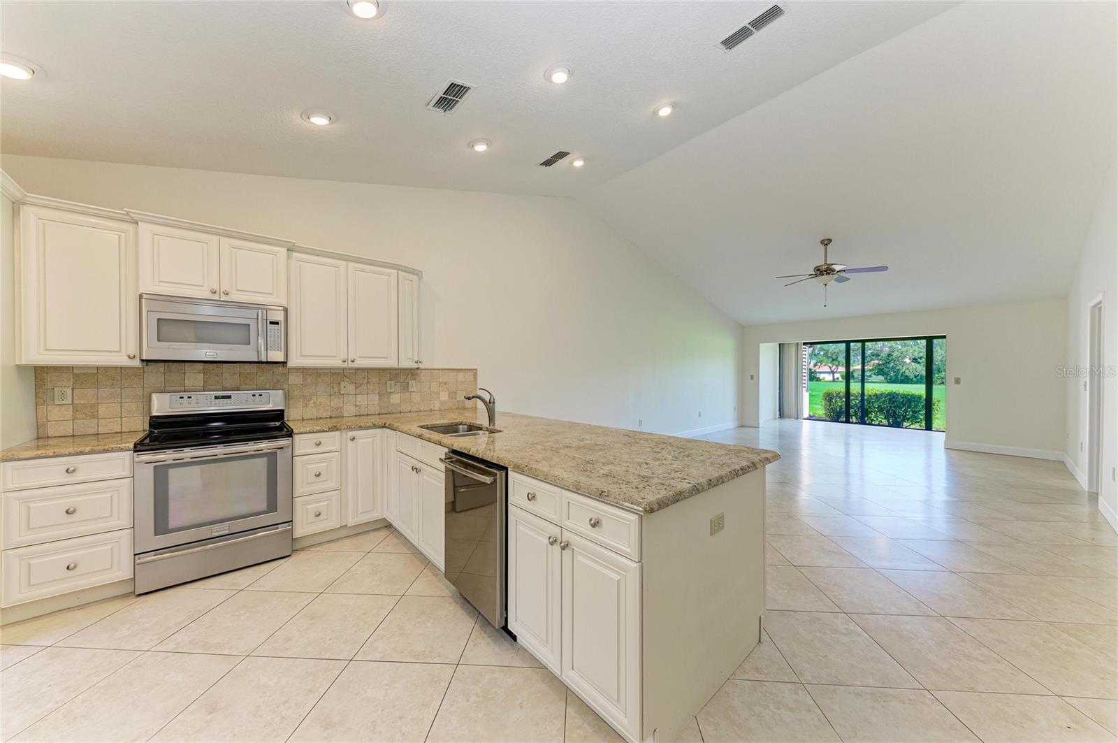 6085 CLUBSIDE DR — photo 16