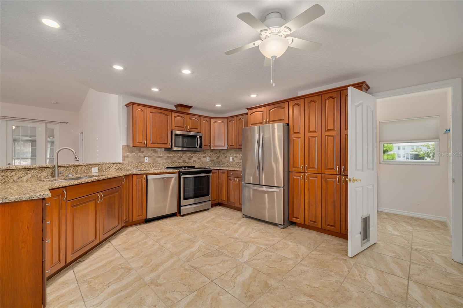 2102 BRADFORD ST — photo 10