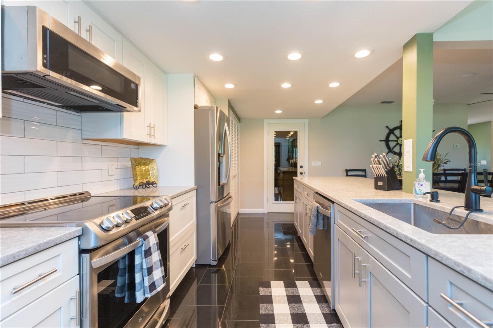 8423 PEBBLE DR — photo 19