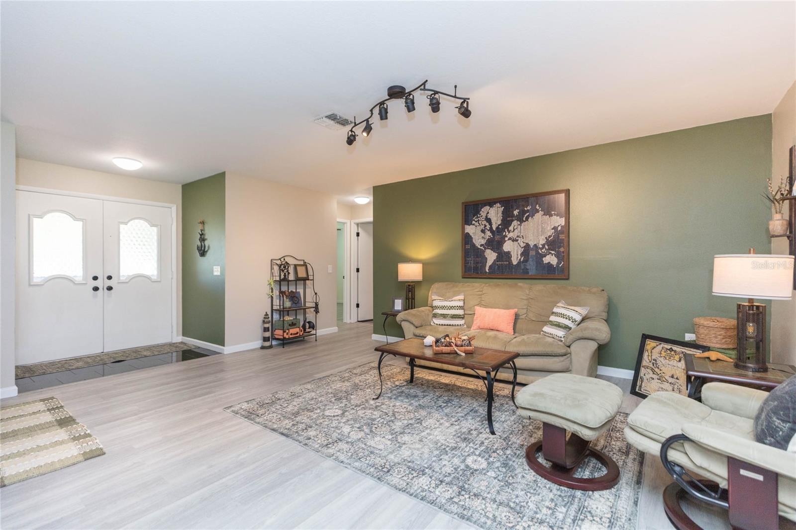 8423 PEBBLE DR — photo 5