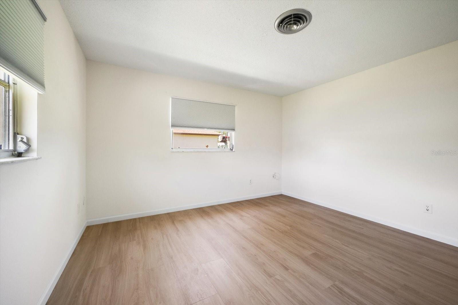 987 QUEEN RD — photo 24