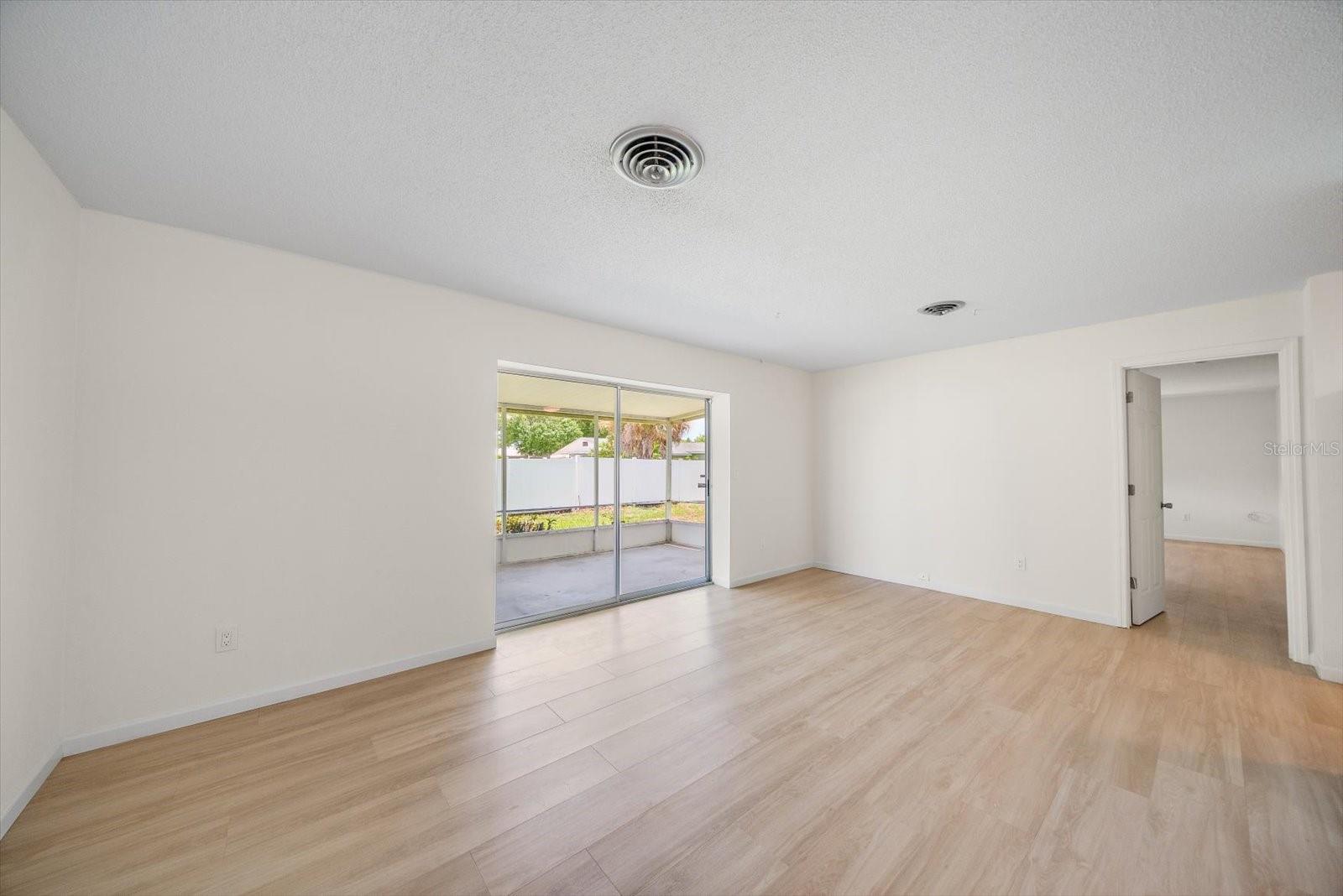 987 QUEEN RD — photo 11