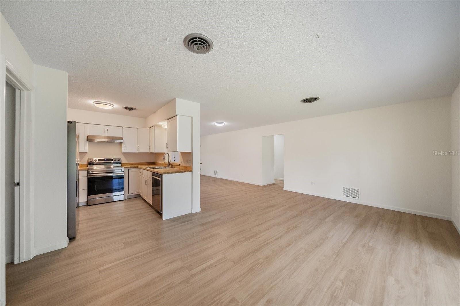 987 QUEEN RD — photo 8