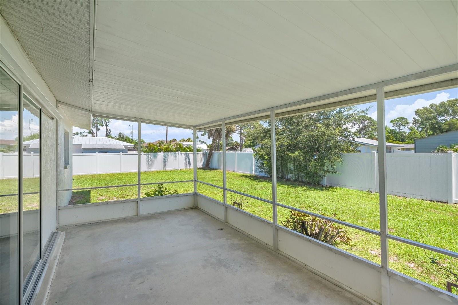 987 QUEEN RD — photo 31