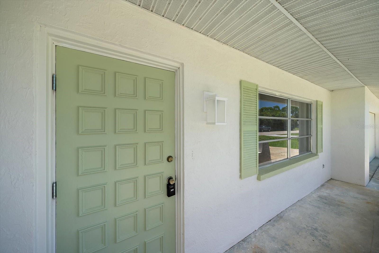 987 QUEEN RD — photo 2