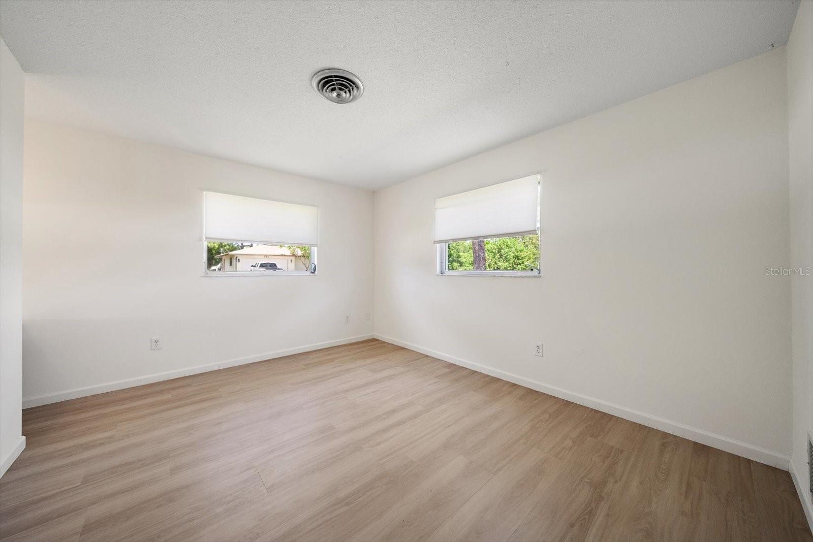 987 QUEEN RD — photo 20