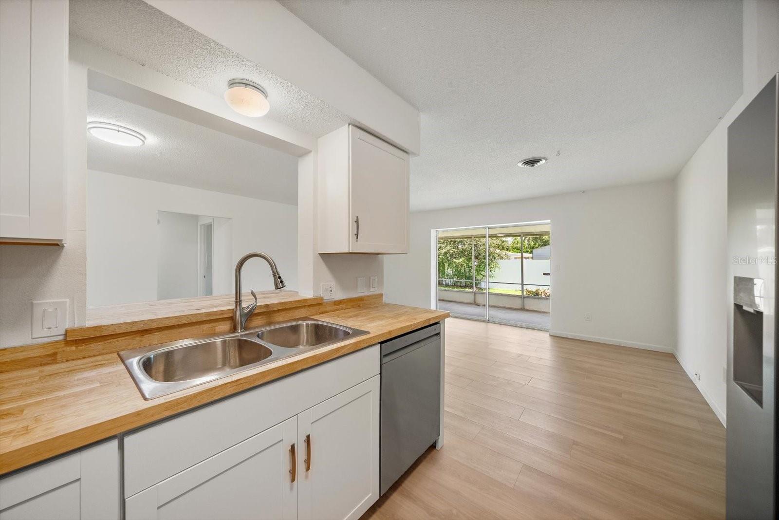 987 QUEEN RD — photo 3