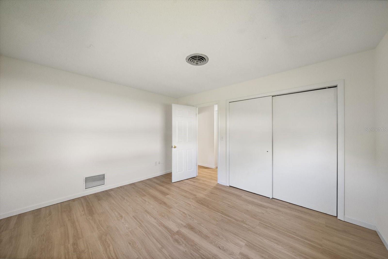 987 QUEEN RD — photo 18