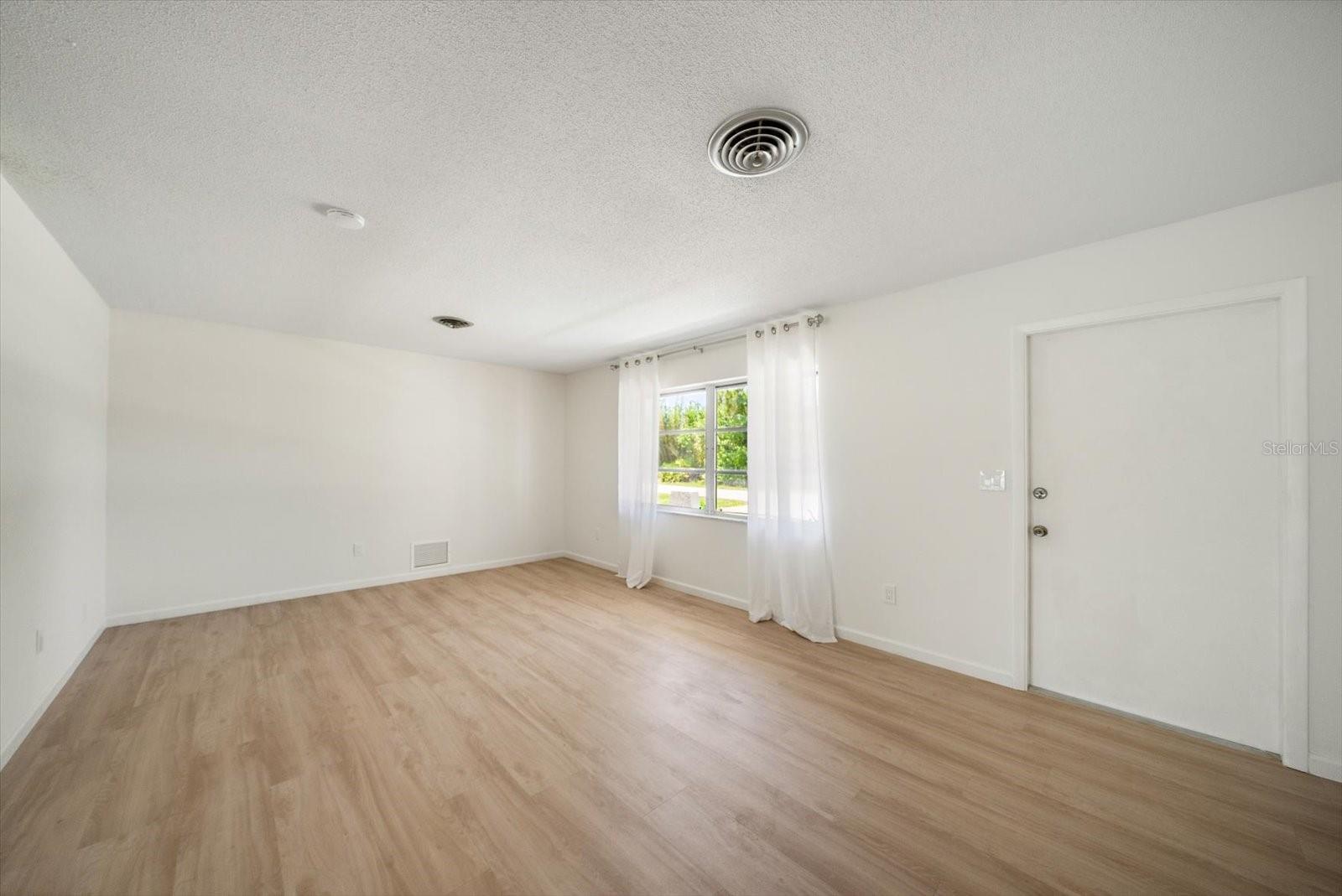 987 QUEEN RD — photo 27