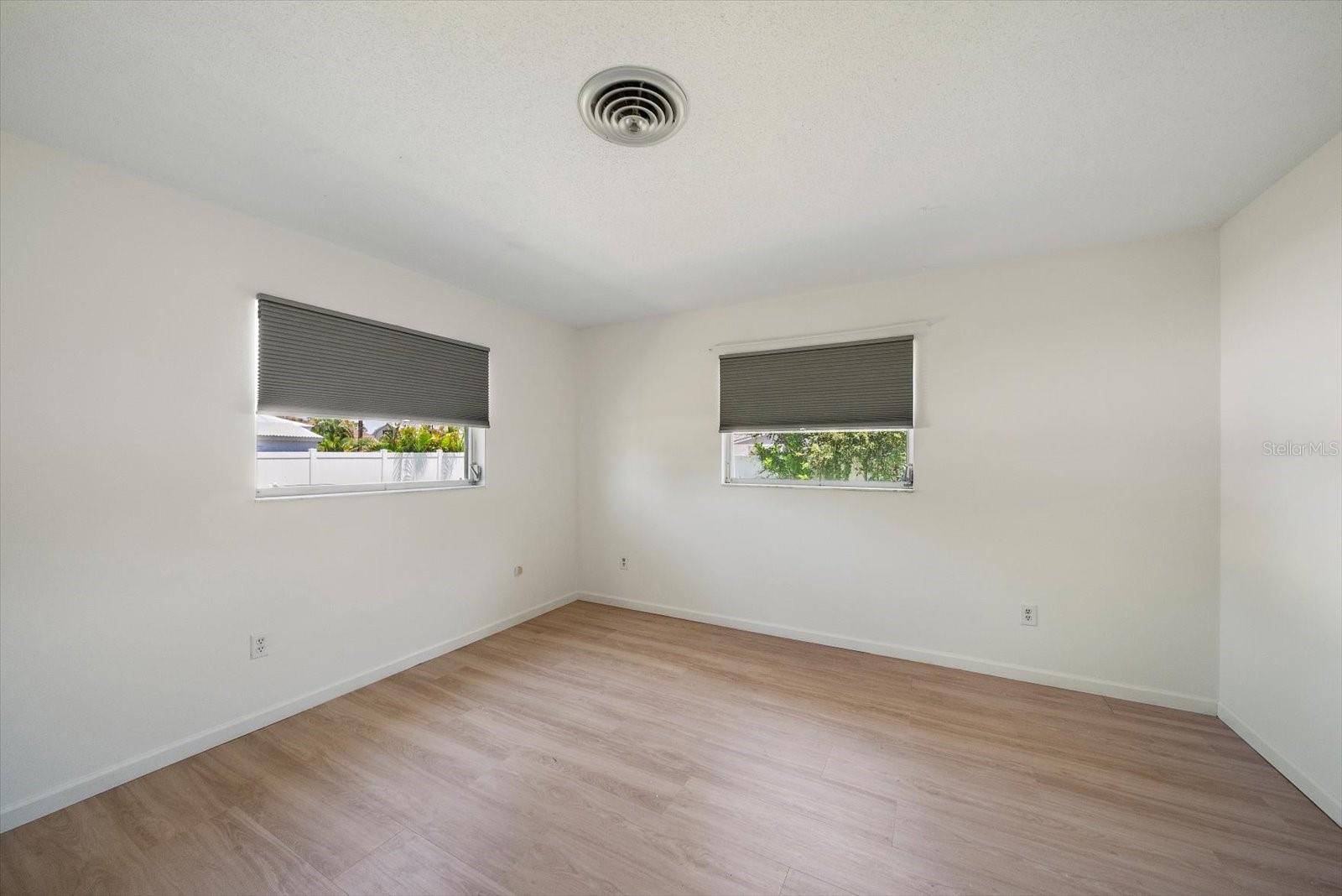 987 QUEEN RD — photo 16