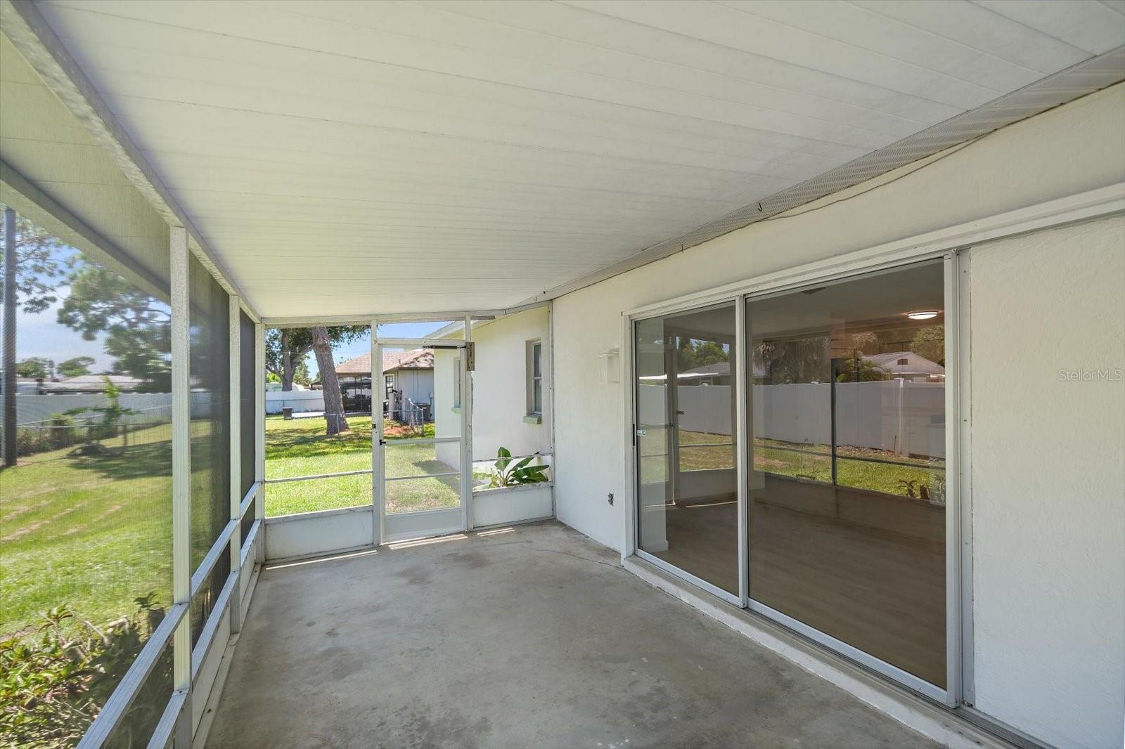 987 QUEEN RD — photo 32