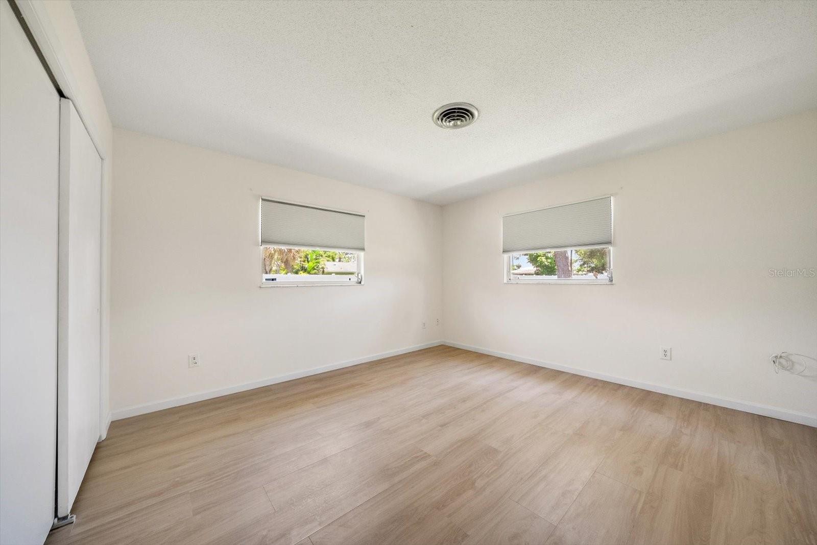987 QUEEN RD — photo 23