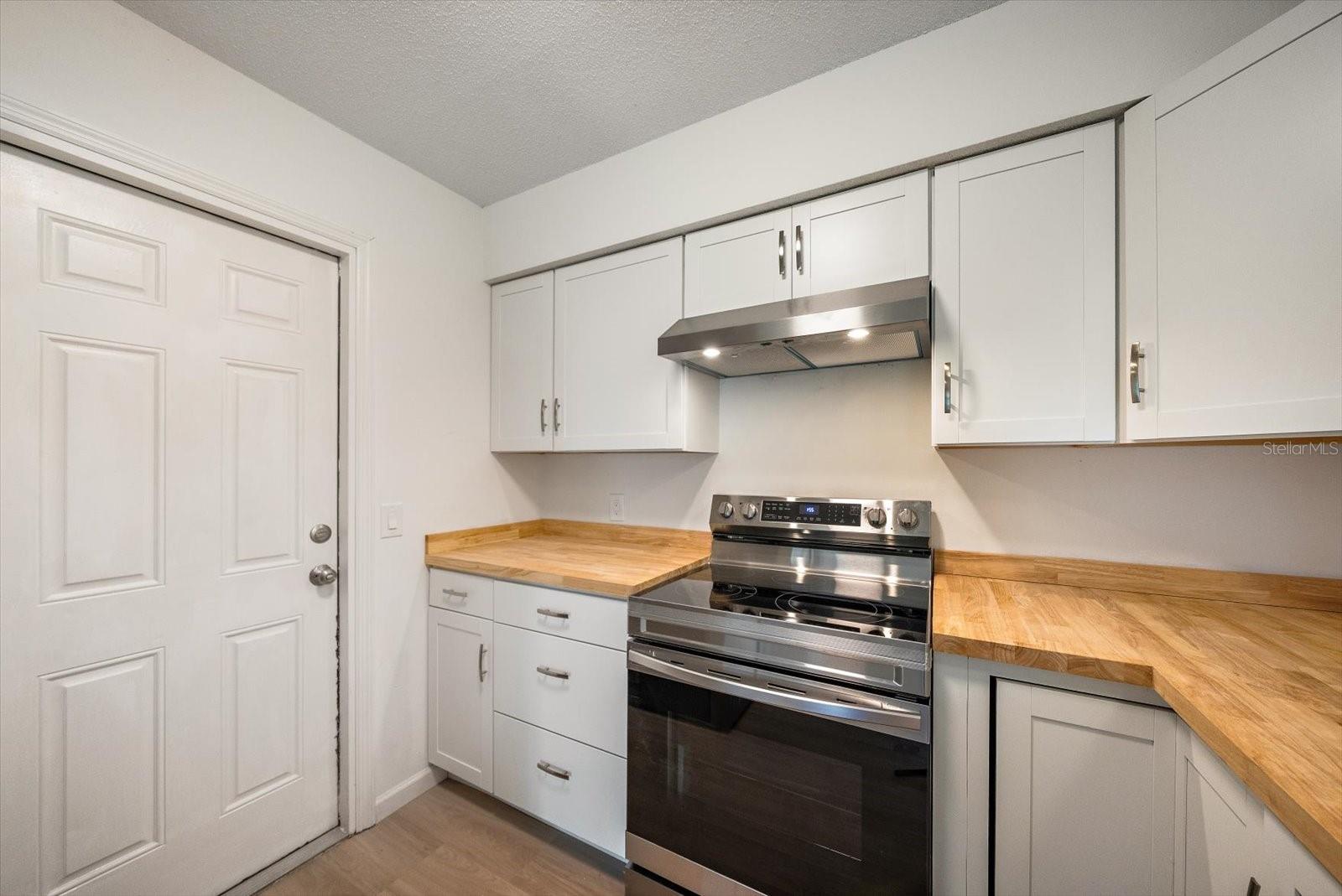 987 QUEEN RD — photo 5