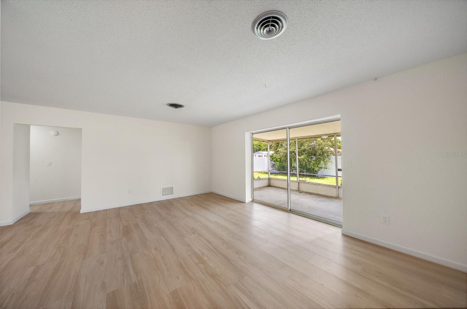 987 QUEEN RD — photo 10