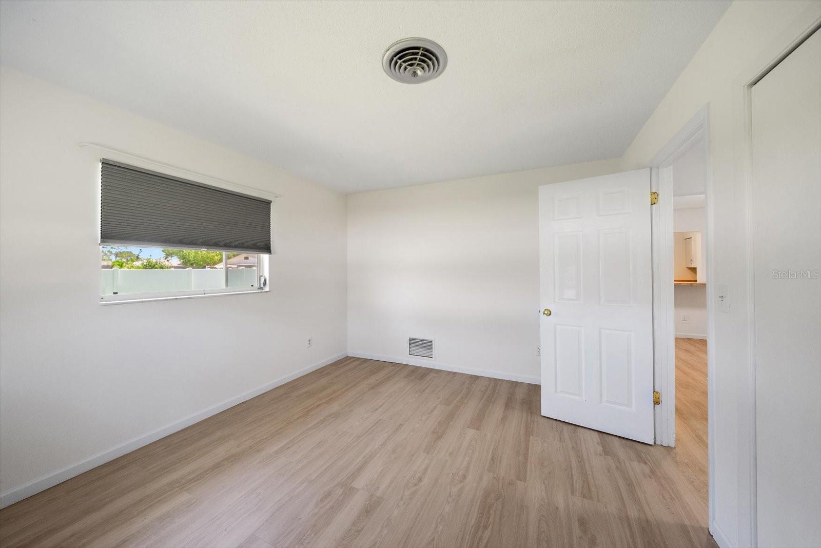 987 QUEEN RD — photo 17