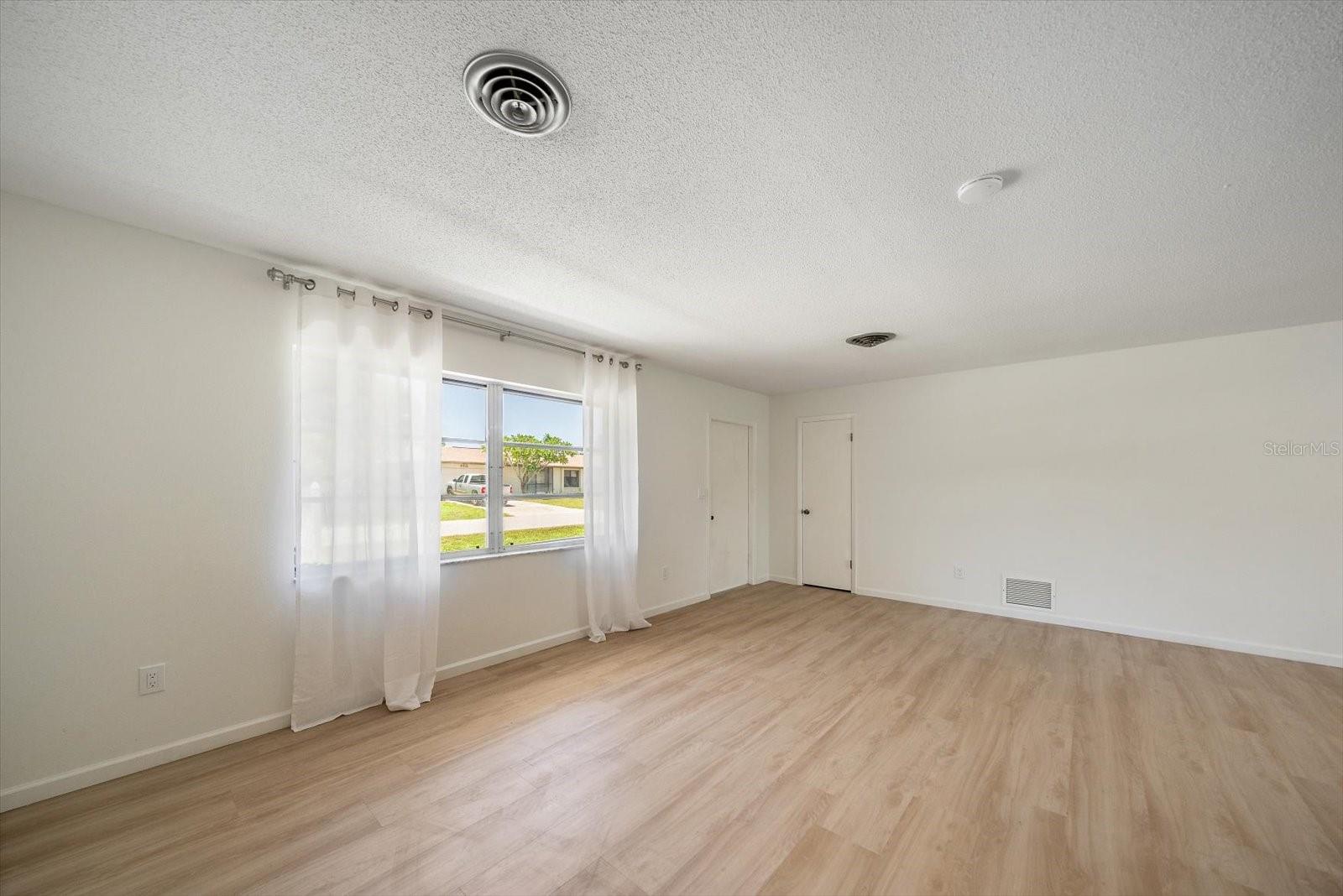 987 QUEEN RD — photo 29
