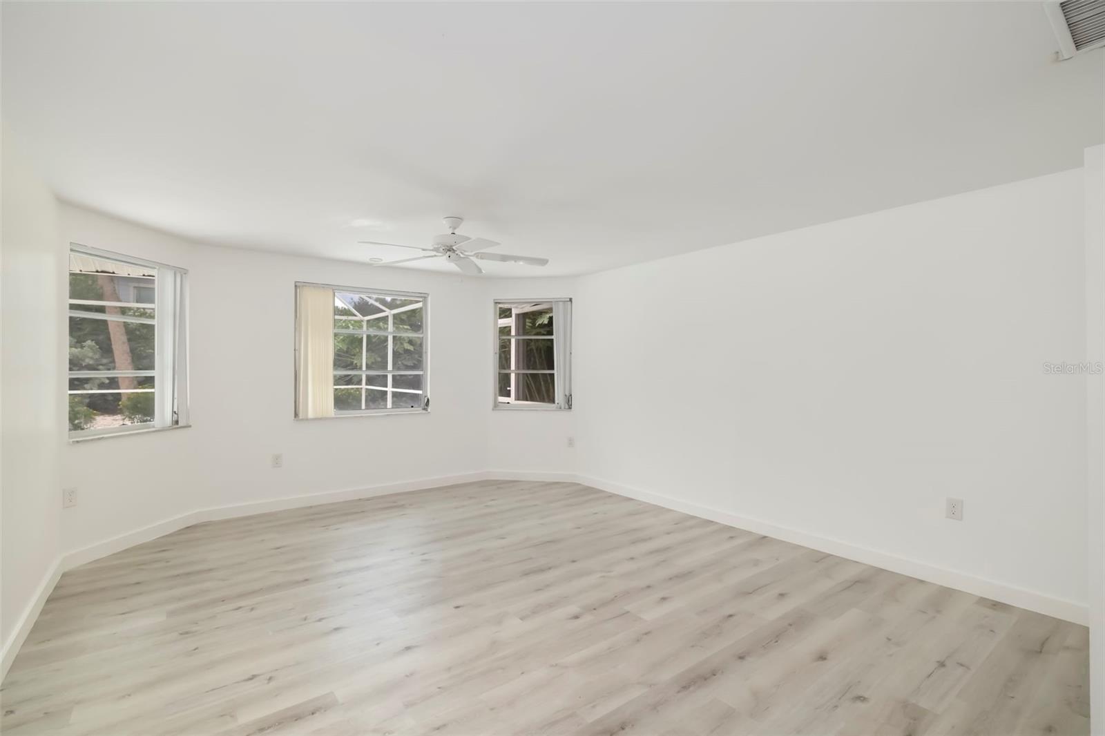 708 GARFIELD DR — photo 33