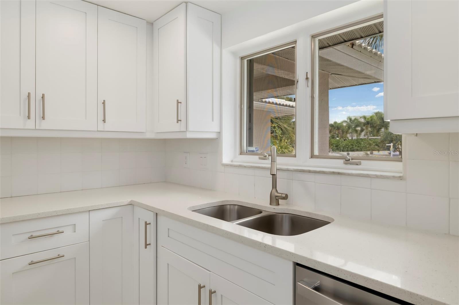 708 GARFIELD DR — photo 16