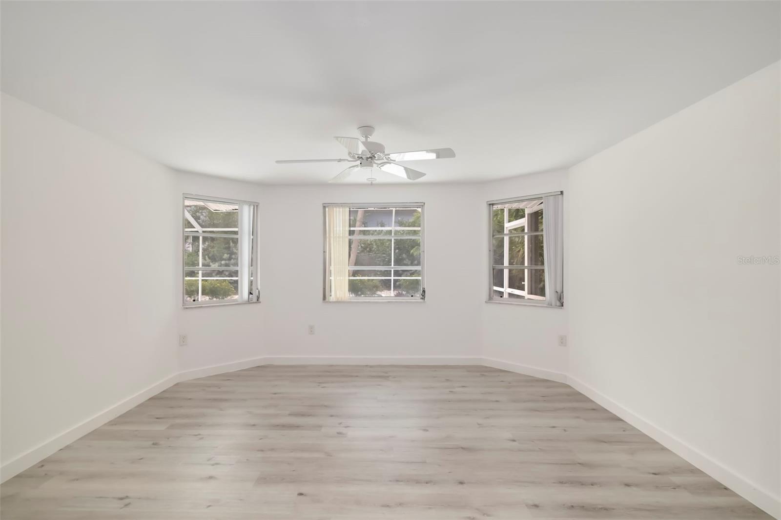 708 GARFIELD DR — photo 35