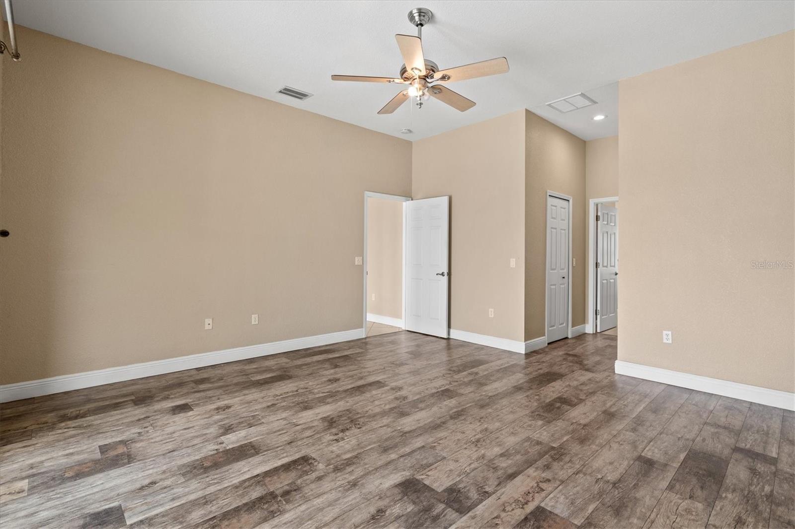 203 LAKE VICTORIA CT — photo 36