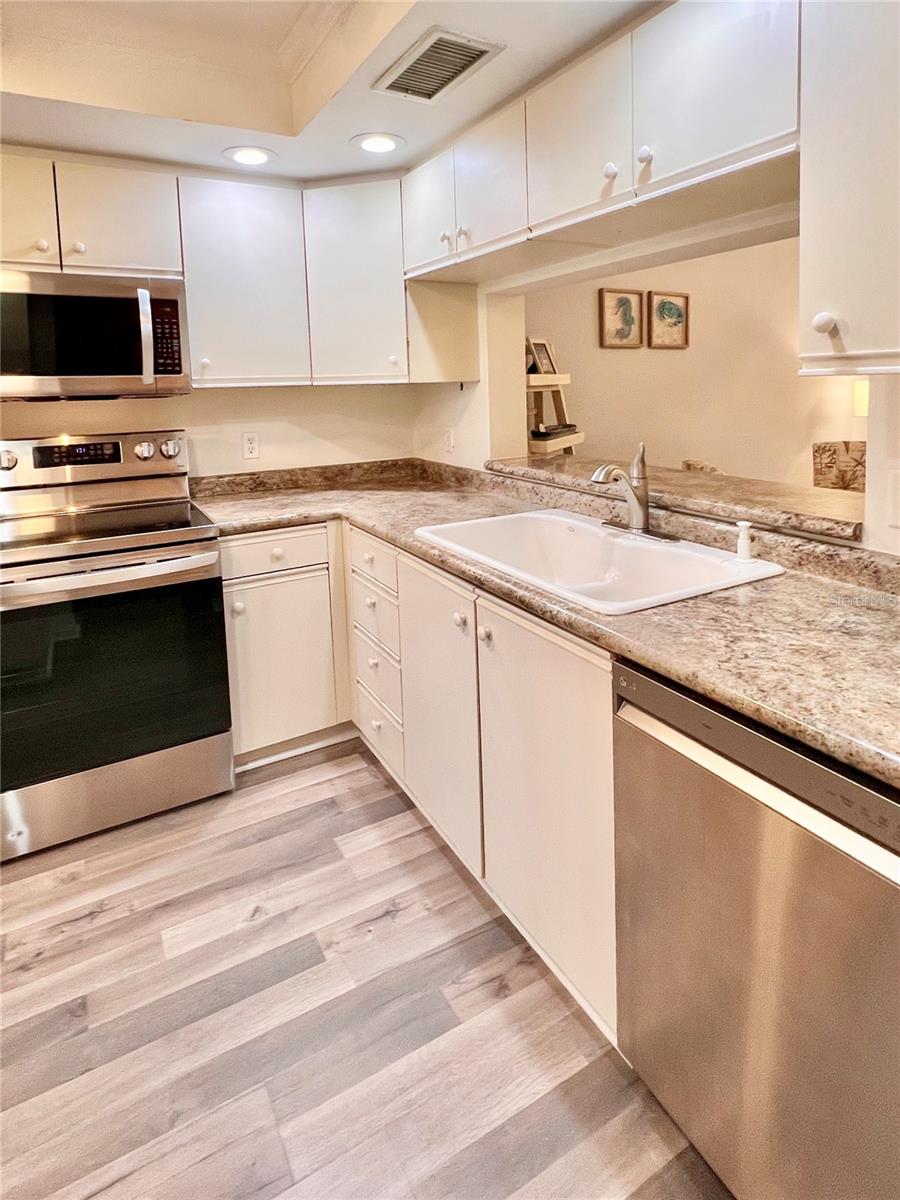 6501 STONE RIVER RD #104 — photo 22