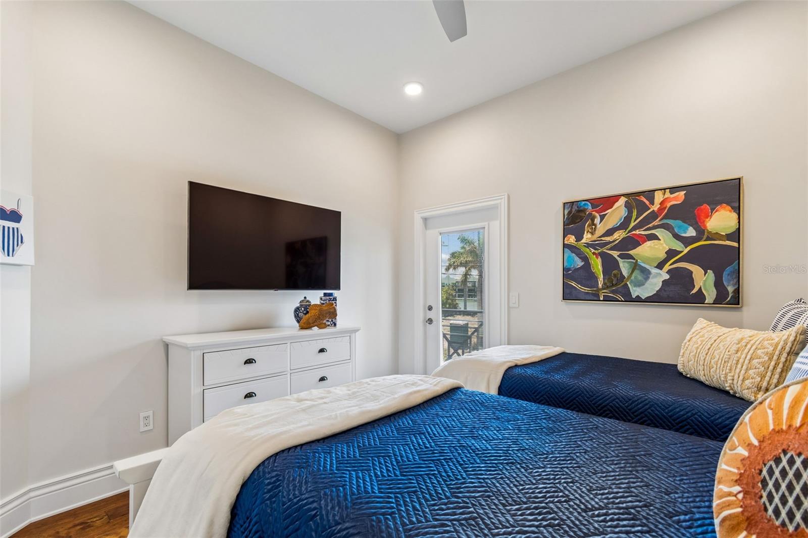 136 DEVON DR — photo 40