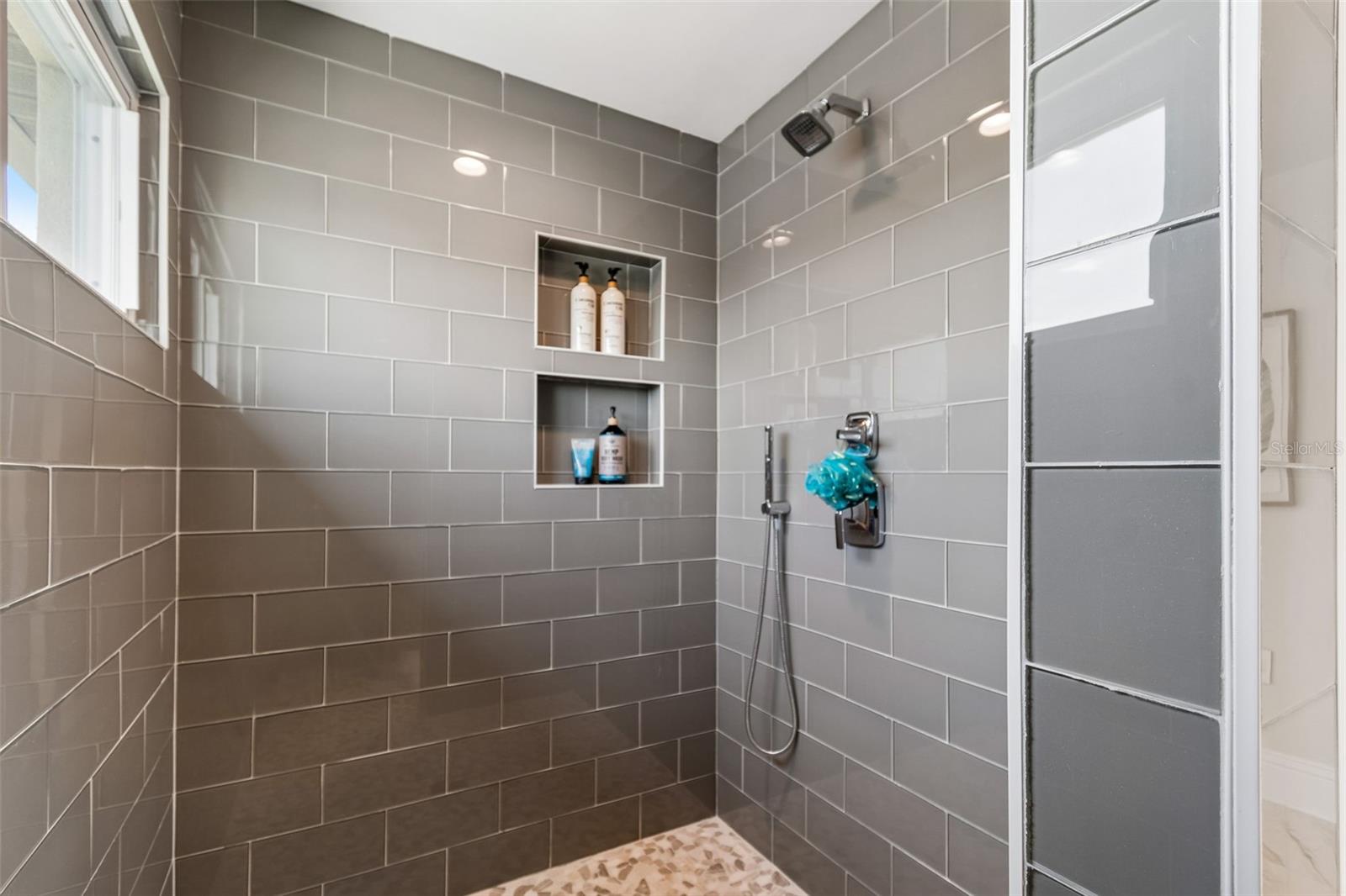 136 DEVON DR — photo 58