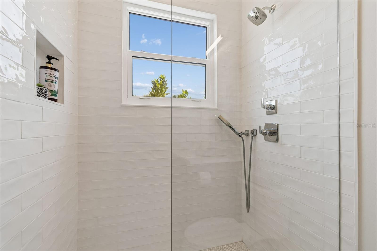 136 DEVON DR — photo 42