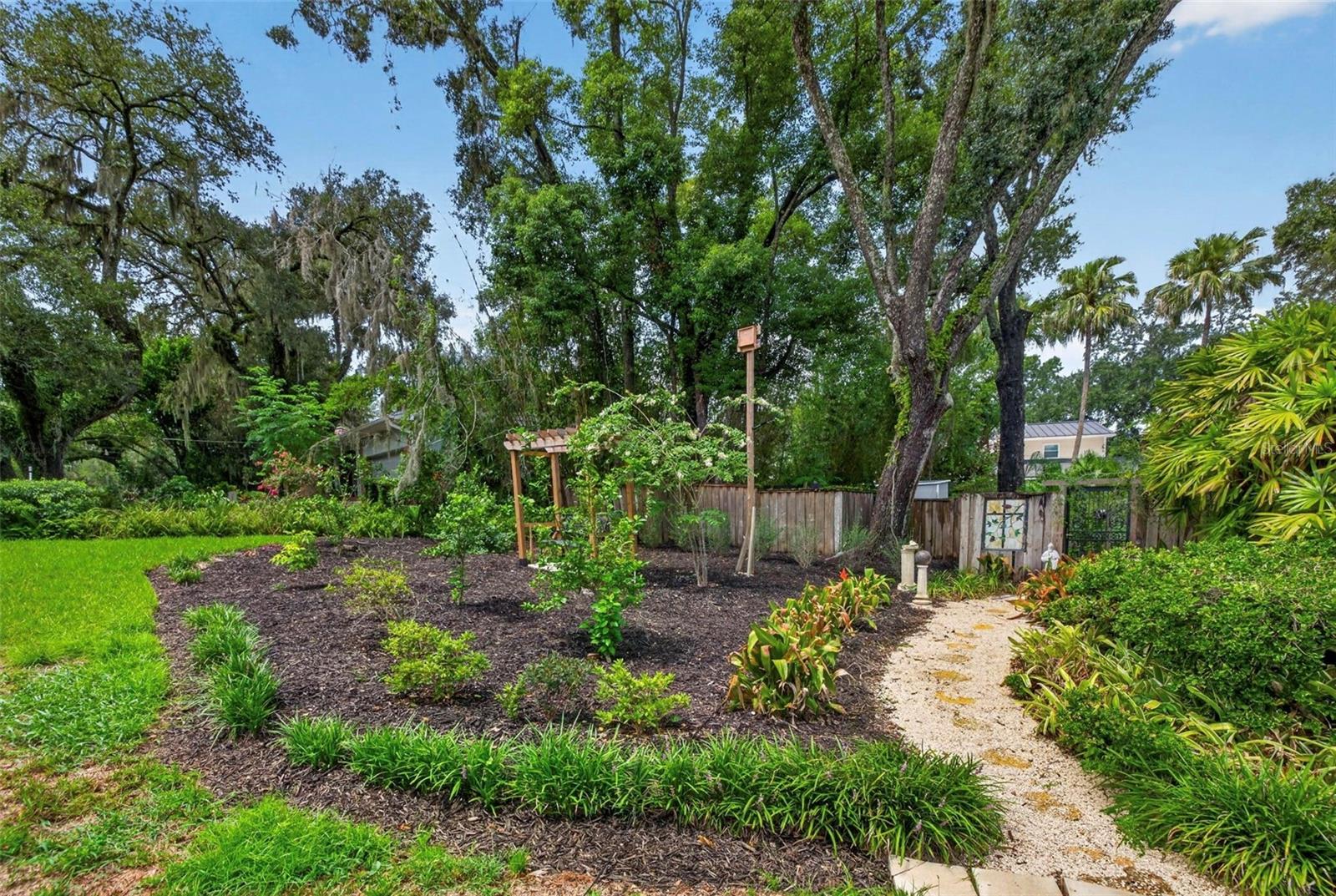 602 S RIVERHILLS DR — photo 6